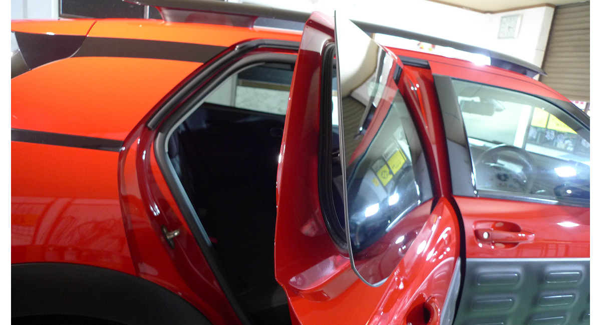 ヒンジで外側に開く窓ガラス