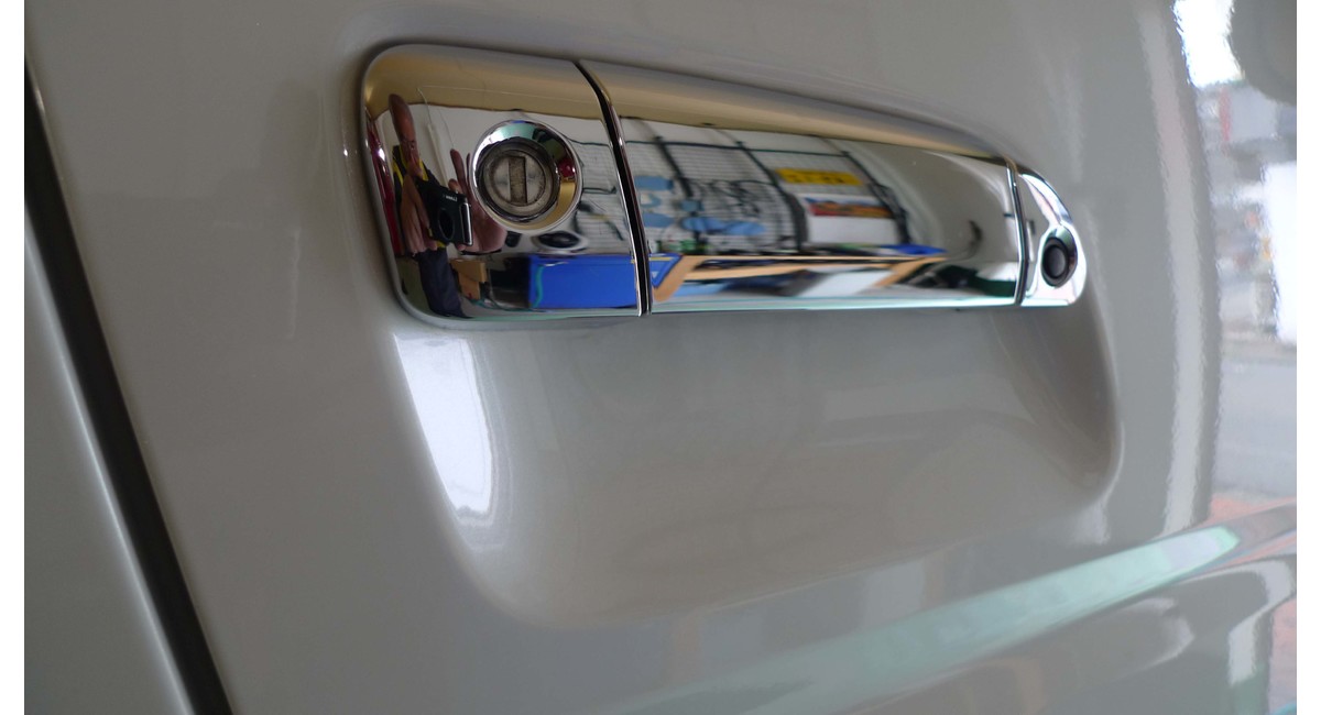 ドアノブには傷ひとつありません。