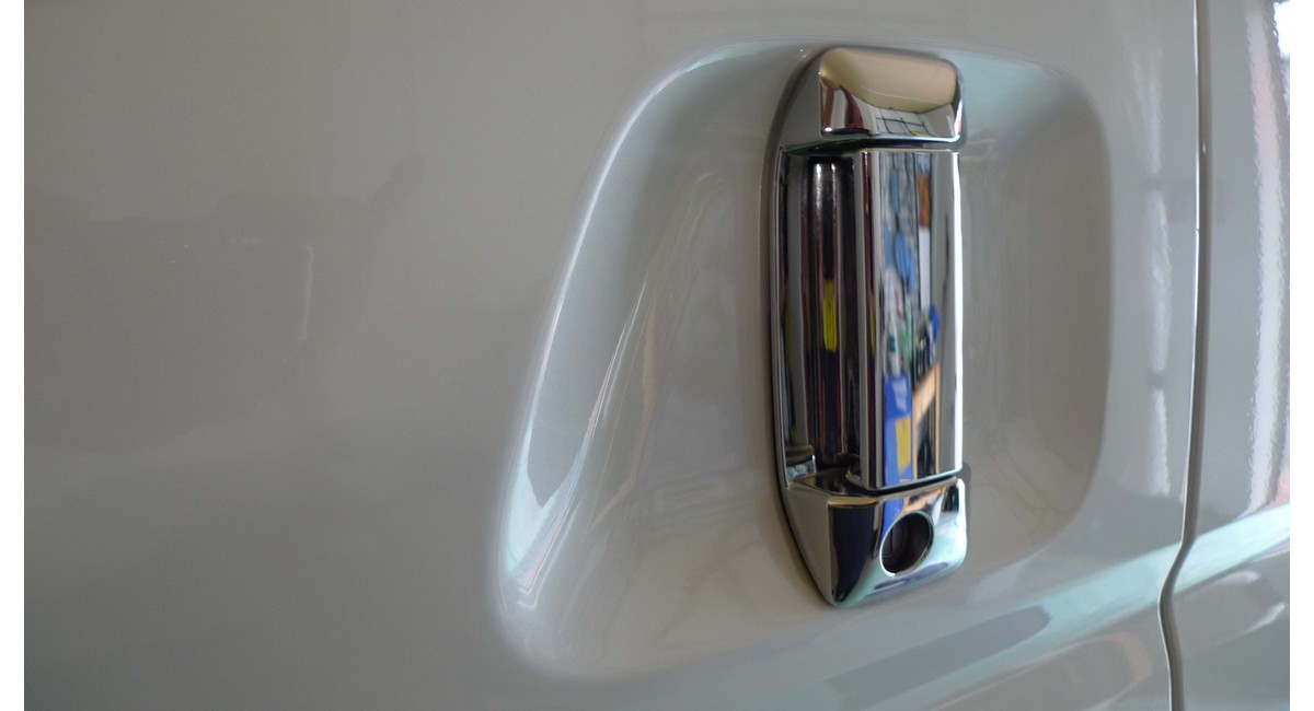 ドアノブのメッキも輝いています。